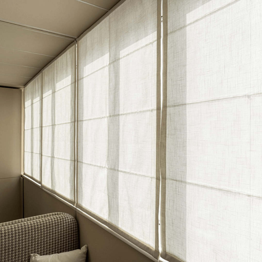 Белые полупрозрачные римские шторы