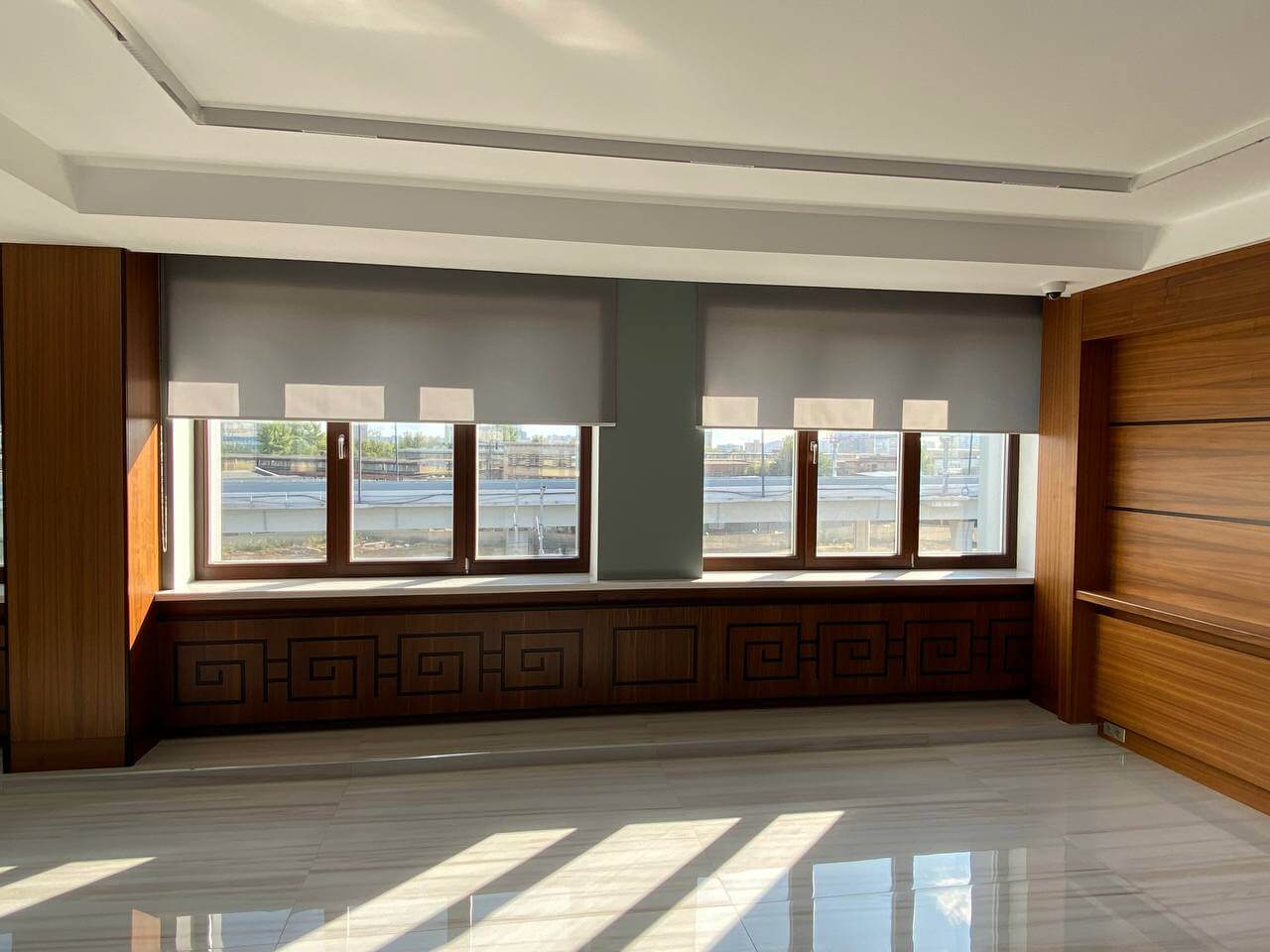 Бежевые рулонные шторы в офисном интерьере