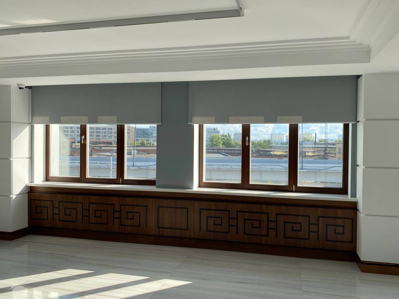 Рулонные шторы в офисном интерьере