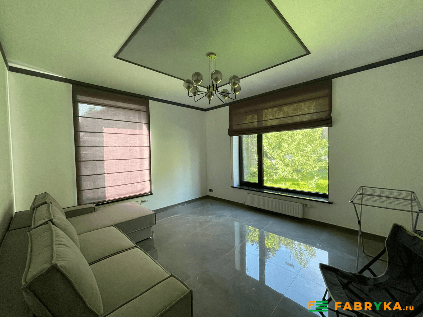 Коричневые полупрозрачные римские шторы