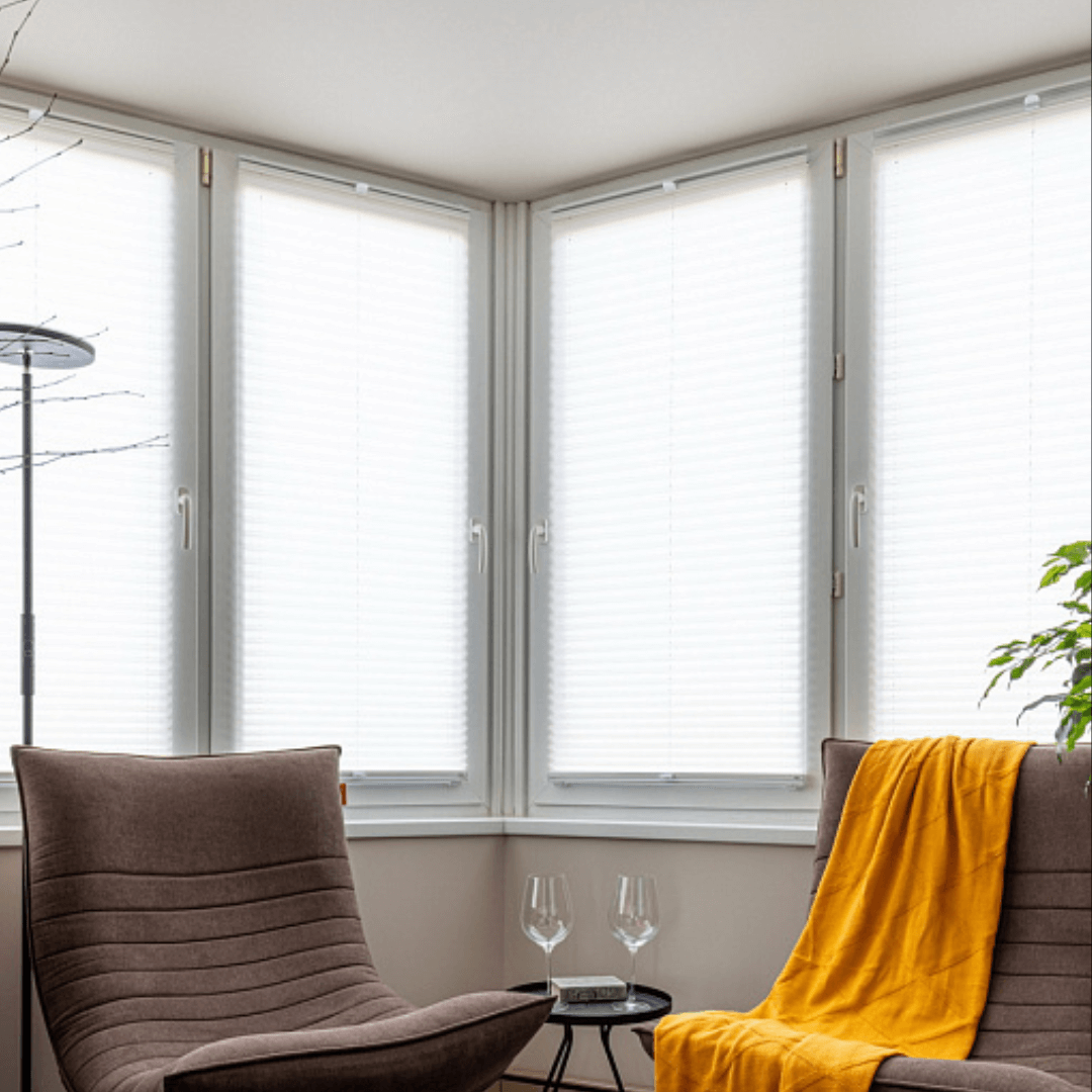 Белые шторы плиссе в современном интерьере