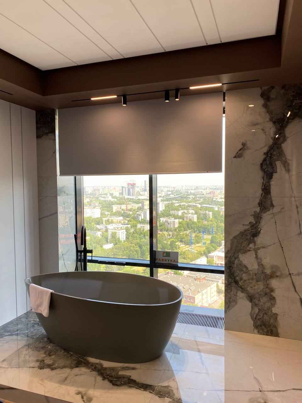 Белые рулонные шторы в ванной