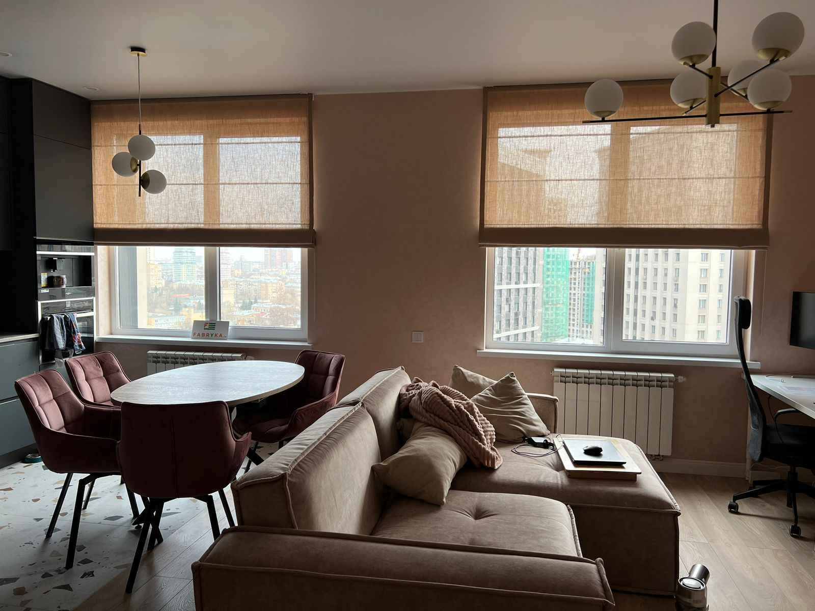 Полупрозрачные римские шторы на кухне